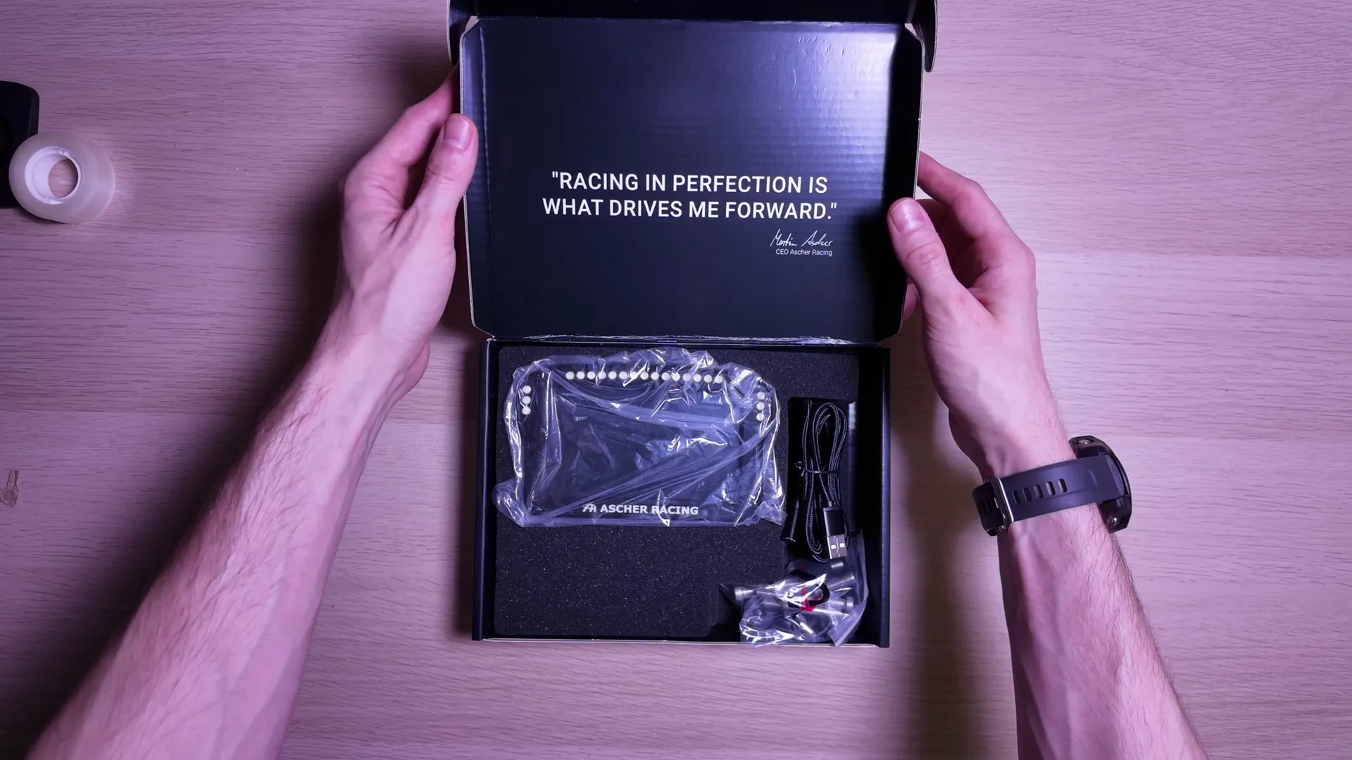 « Racing in perfection », signé du patron de la marque sous le couvercle. Tout est rangé et calé dans la mousse : c'est hyper qualitatif.