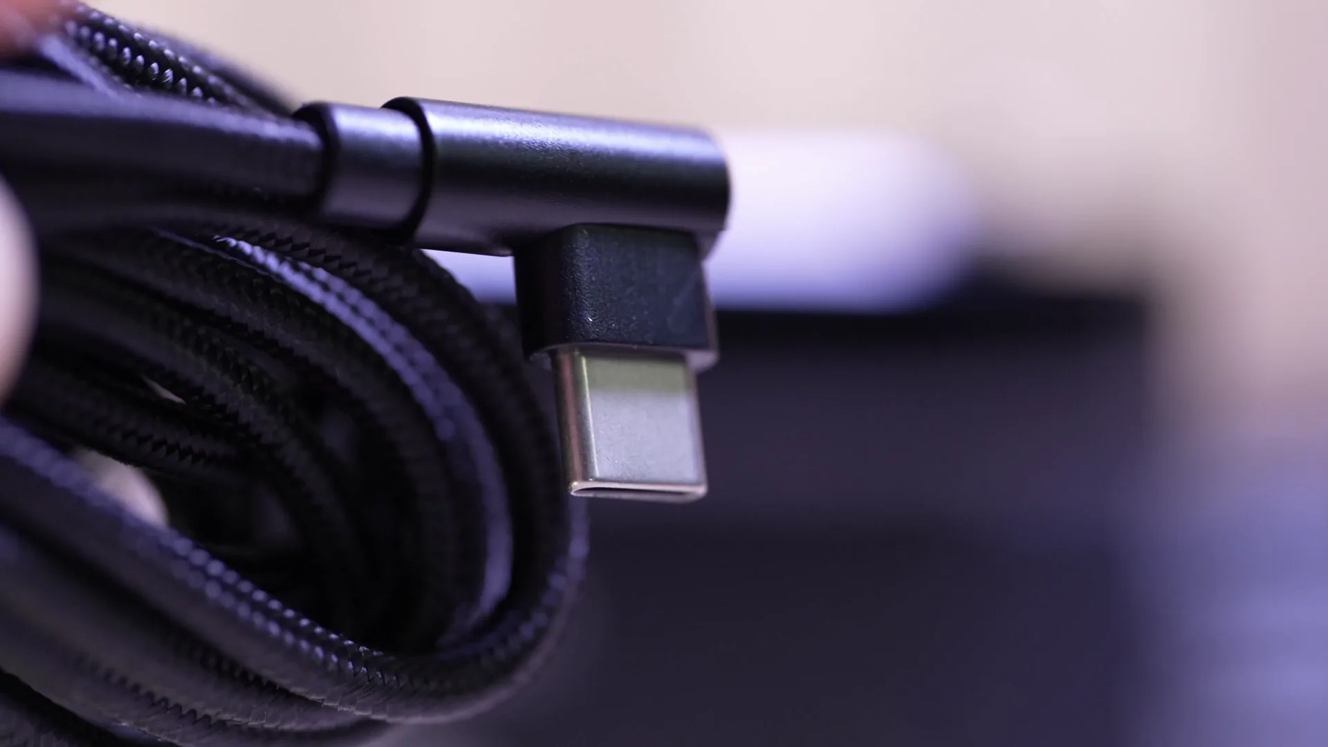 Le câble est tressé, et sa prise USB-C est coudée. Une bonne idée quand il reste peu de place entre la base et les écrans.
