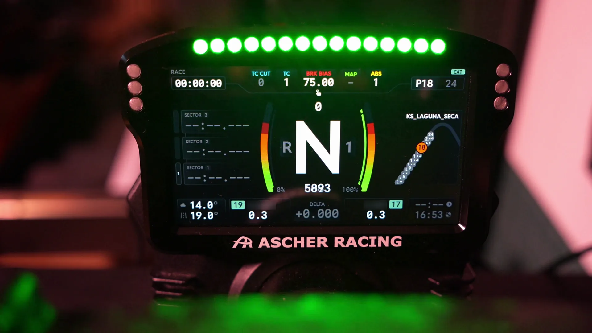 En roulage avec mes profils TrackThirtyTwo : les quinze LEDs du haut suivent le régime, la dalle affiche rapport, delta et position.