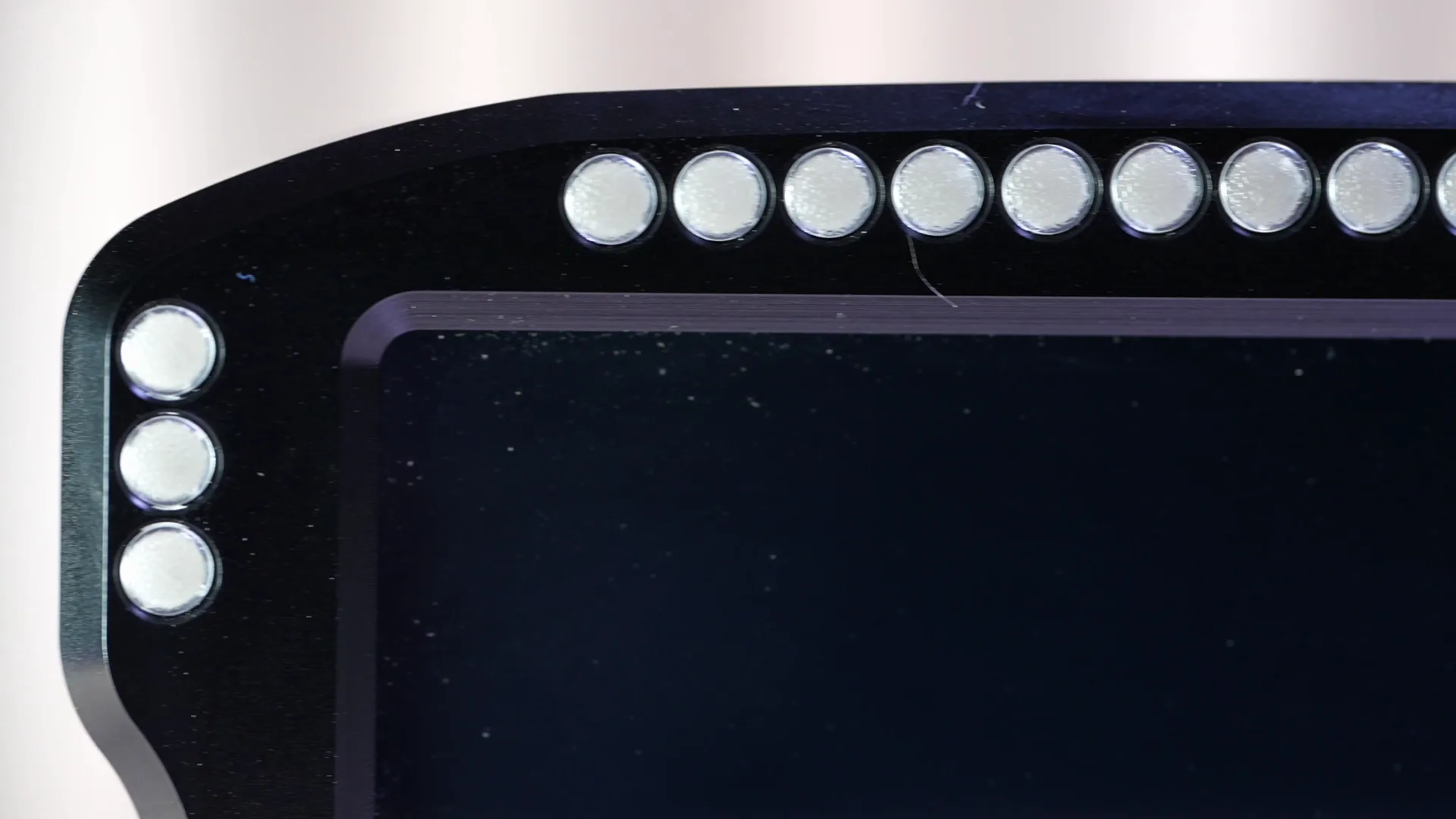 Chaque LED a son propre perçage dans l'aluminium. D'après Ascher, c'est ce qui évite que les couleurs de deux LEDs voisines se mélangent.