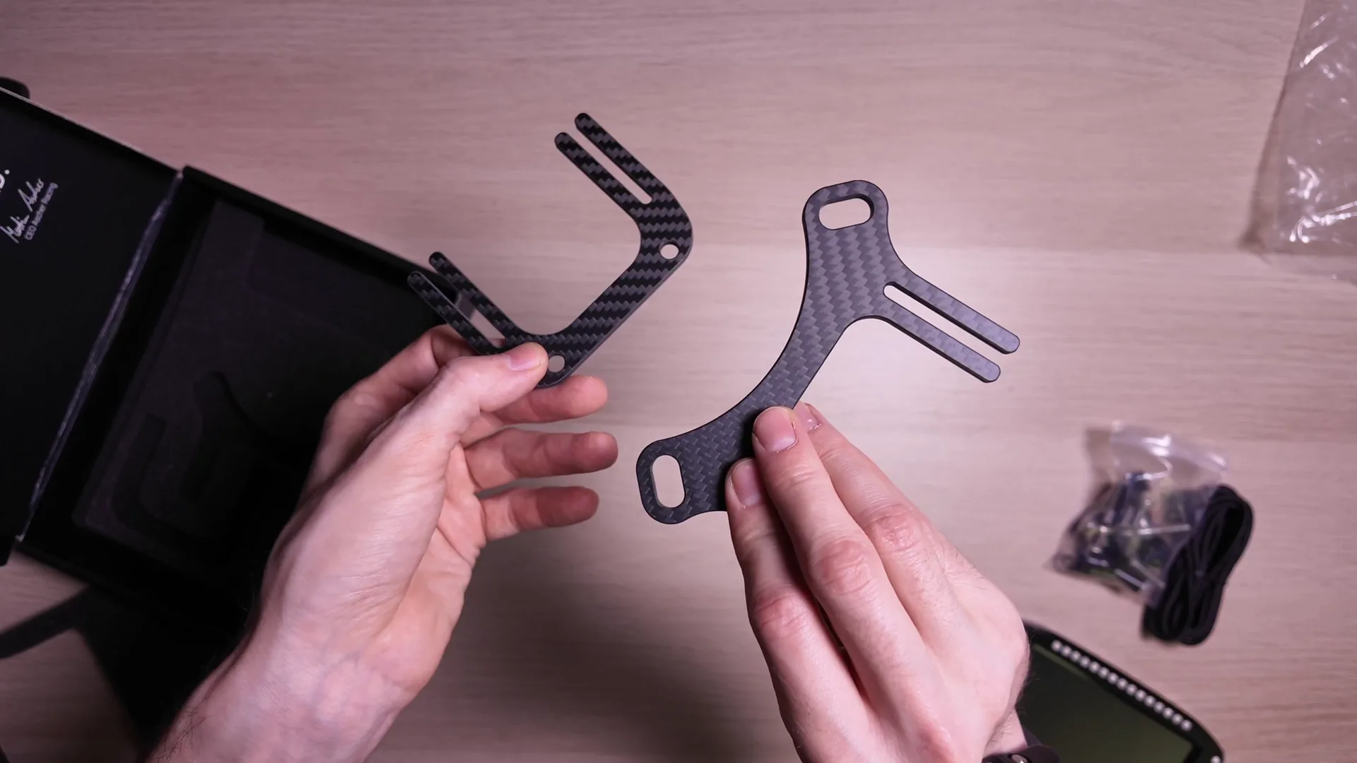 Les deux supports en carbone : d'après le manuel d'Ascher, l'un pour les bases Fanatec DD, l'autre pour les Simucube et les bases comparables.