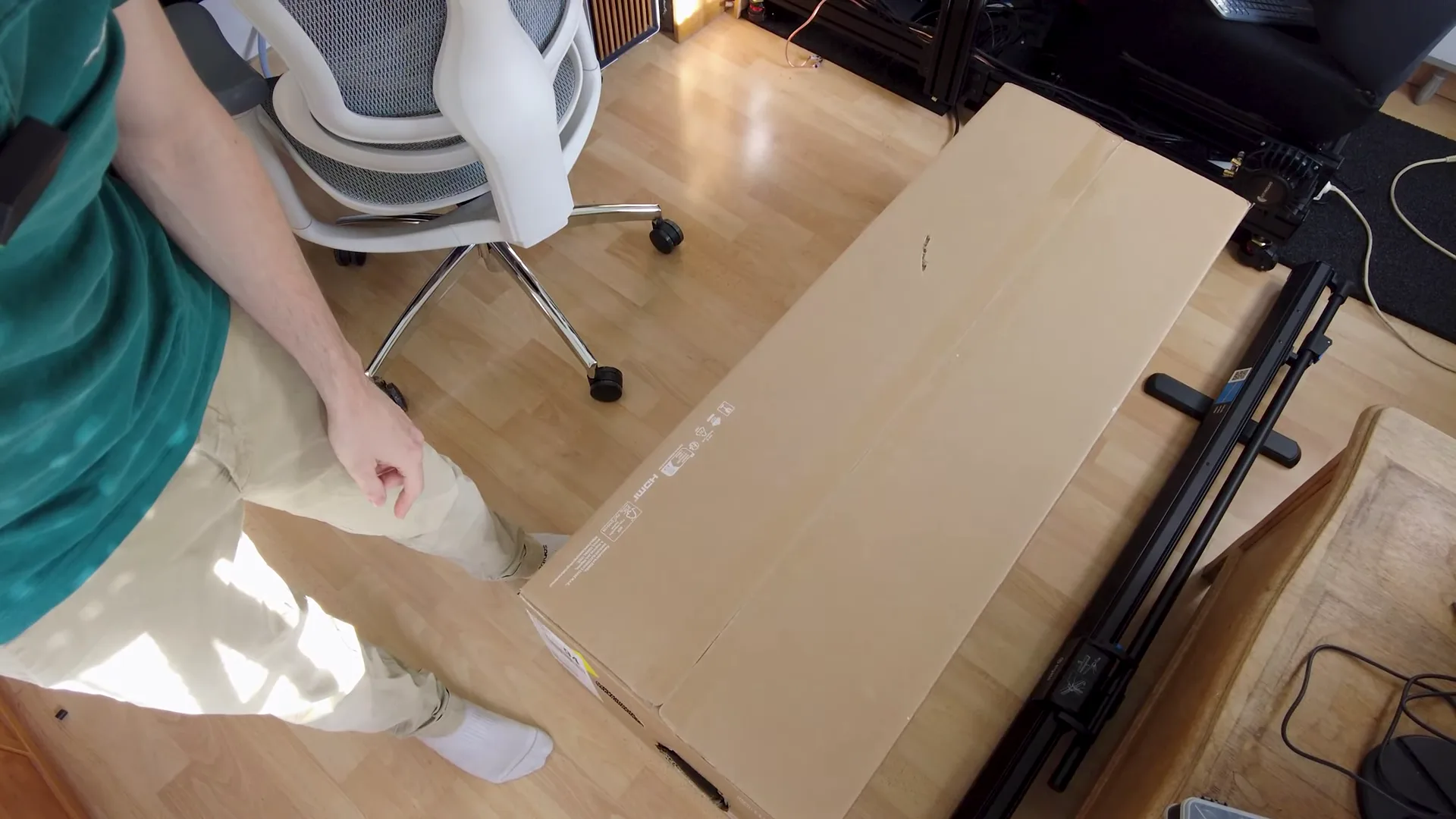 Un carton de 1,26 m de long et 20,6 kg emballé, d'après Samsung. Ça donne le ton avant même de l'ouvrir.