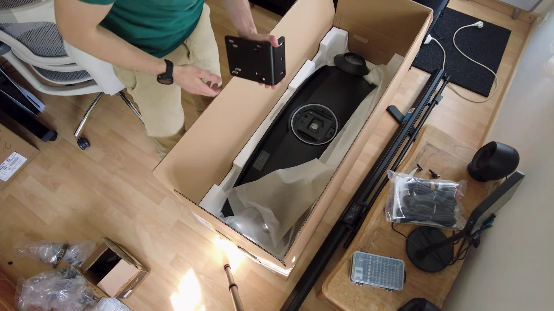 Le dos du G95C : une fixation ronde en creux et ses quatre trous VESA. Pas vraiment un standard, il va falloir adapter la platine du support.