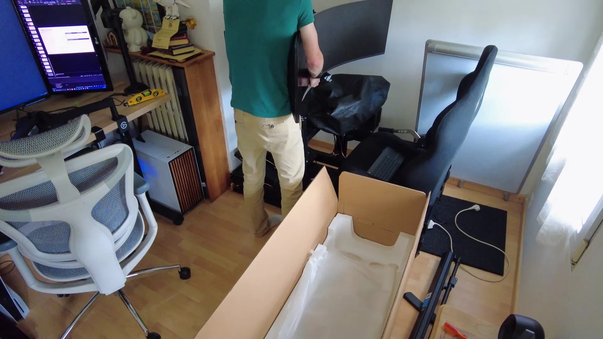 10,6 kg sans pied, d'après Samsung, et 1,15 m de large à présenter sur le support. C'est le moment où j'ai un peu flippé.