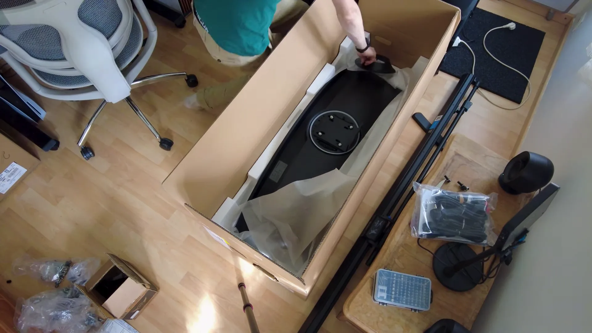La platine du support vissée au dos, l'écran encore dans son carton. C'est bien plus simple à plat qu'en l'air, à condition de surveiller la longueur des vis.