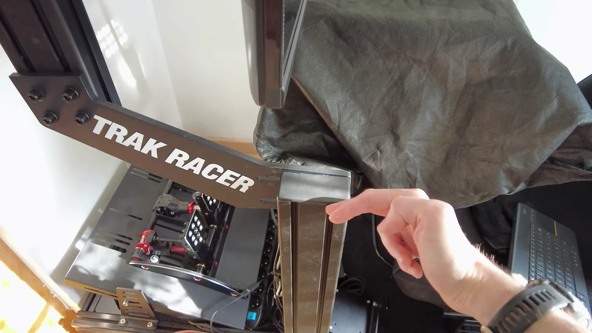 Le support d'écran Trak Racer avant les travaux. À ma première installation, je l'avais placé à l'intérieur : plus aucun accès au reste du châssis.