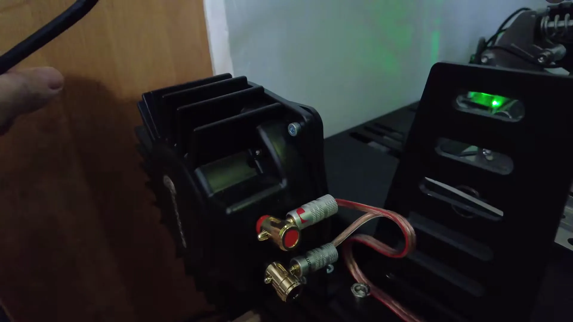Un de mes quatre bass shakers, posé à côté du pédalier. Comme tous les vibreurs audio, il lui faut un amplificateur.