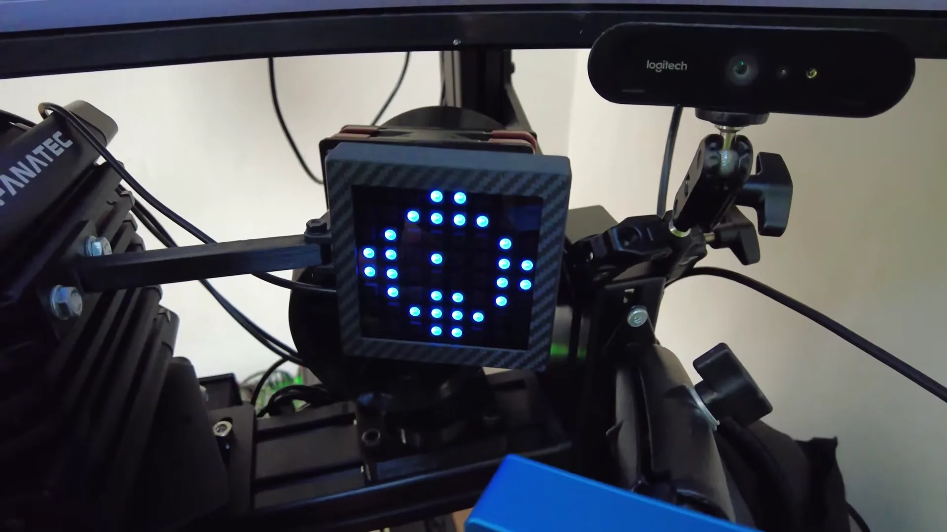 Un de mes deux iFlags, vissé sous la base Fanatec. Hors jeu, il affiche juste cette petite animation bleue.