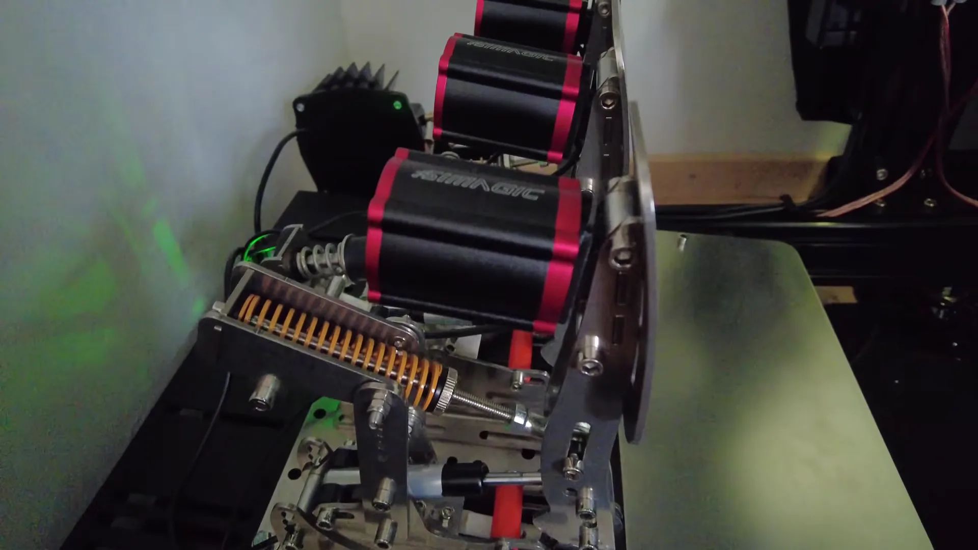 Trois réacteurs Simagic, un par pédale de mon P2000. Sur ce pédalier, chacun demande son support, à prévoir en plus du réacteur.