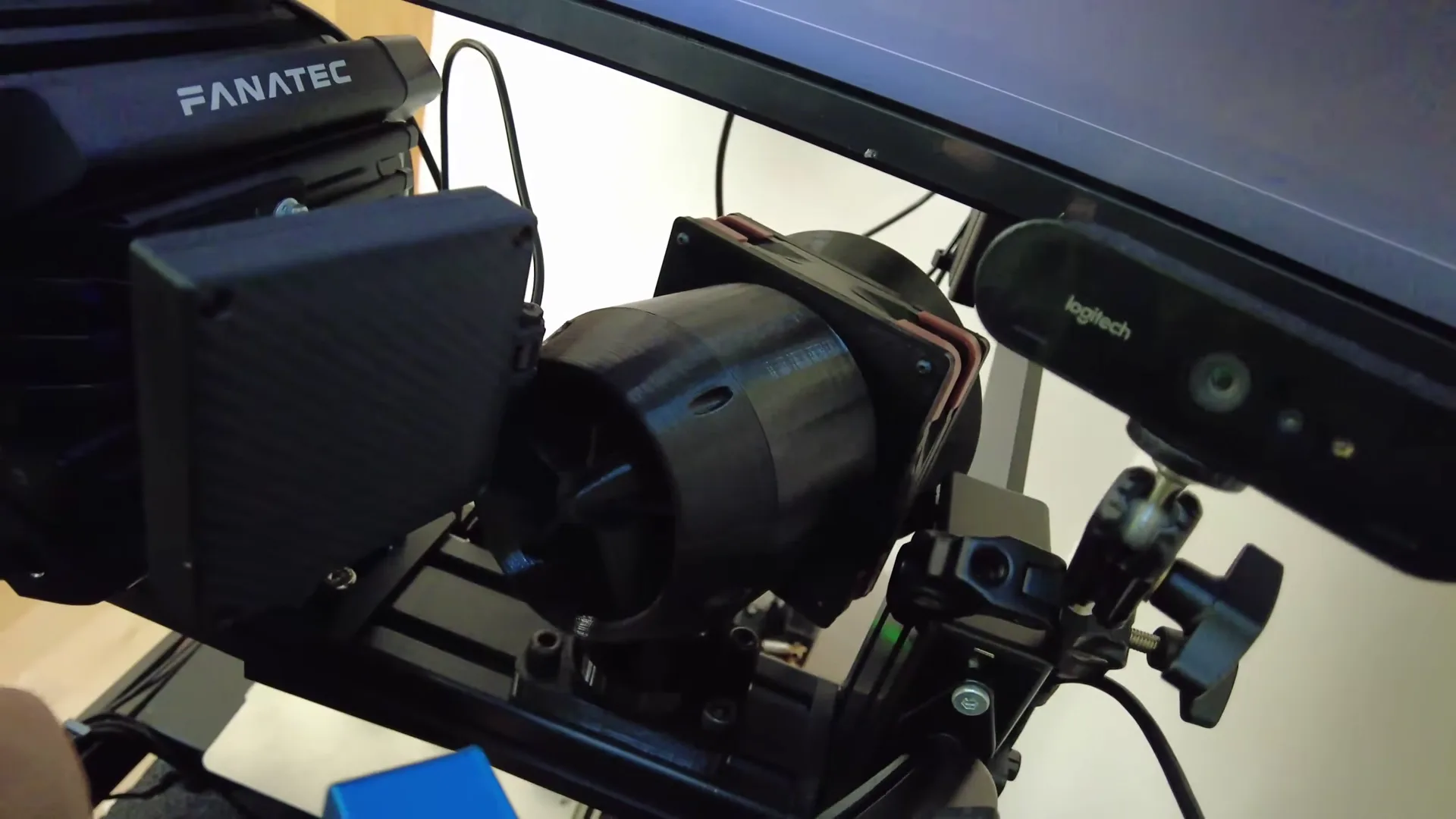 Mon ventilateur, dans sa tuyère imprimée en 3D, juste à côté de la base. SimHub module son souffle selon la vitesse de la voiture.