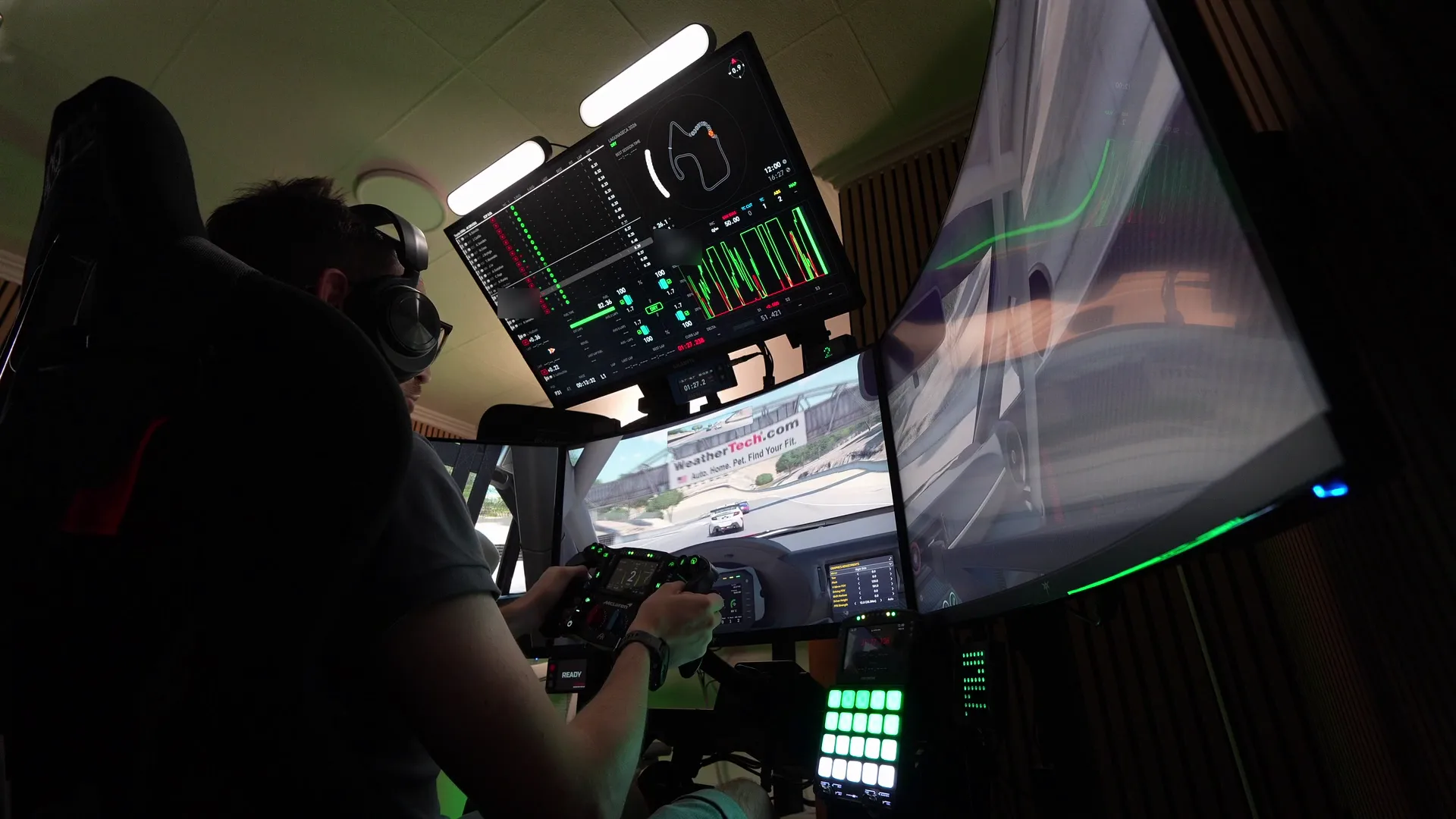 En course, je n'ai plus rien à toucher : volant, button box, écrans et éclairage ont été réglés une fois, au même endroit.