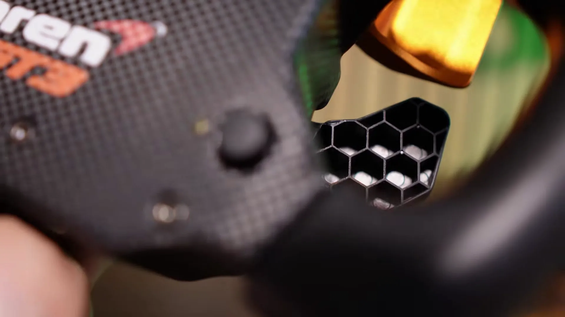 Les palettes d'embrayage du McLaren sont ajourées en nid d'abeille. Les autocollants du kit viennent cacher ces trous.
