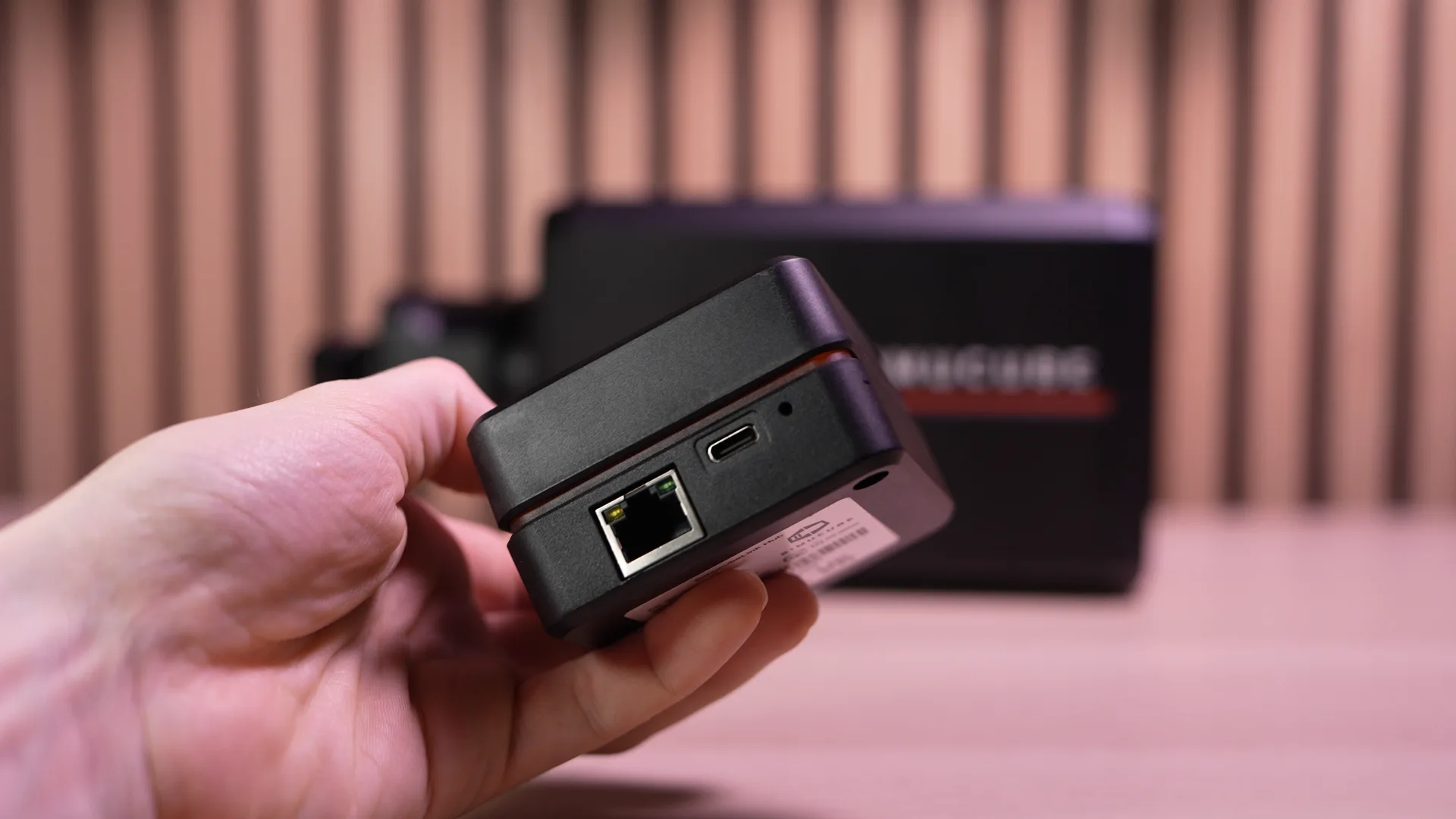 Le Simucube Link Hub — RJ45 côté base, USB-C côté PC, c'est lui qui centralise tous les devices Simucube