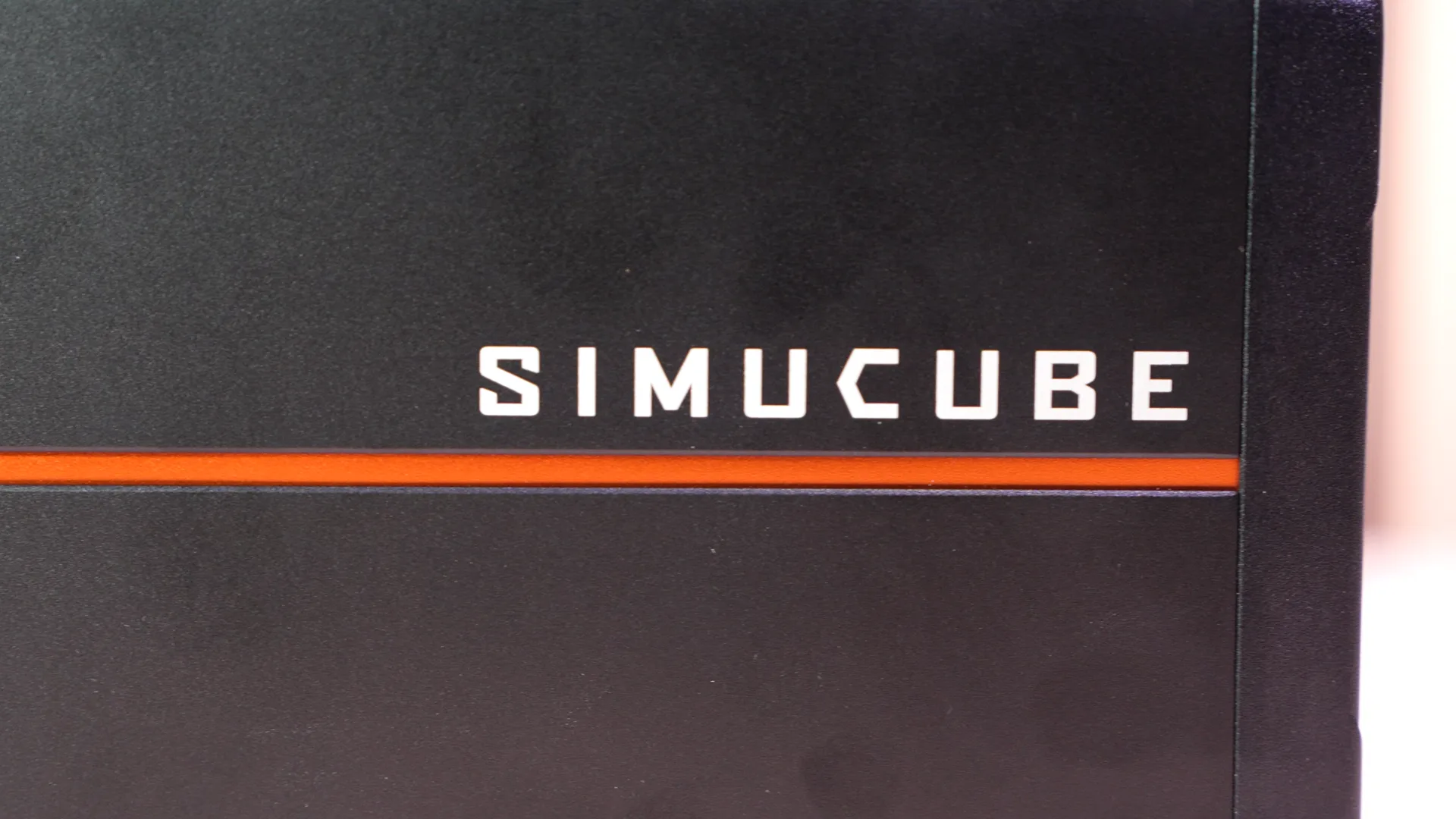 Simucube 3 Pro — liseré orange et finition léchée