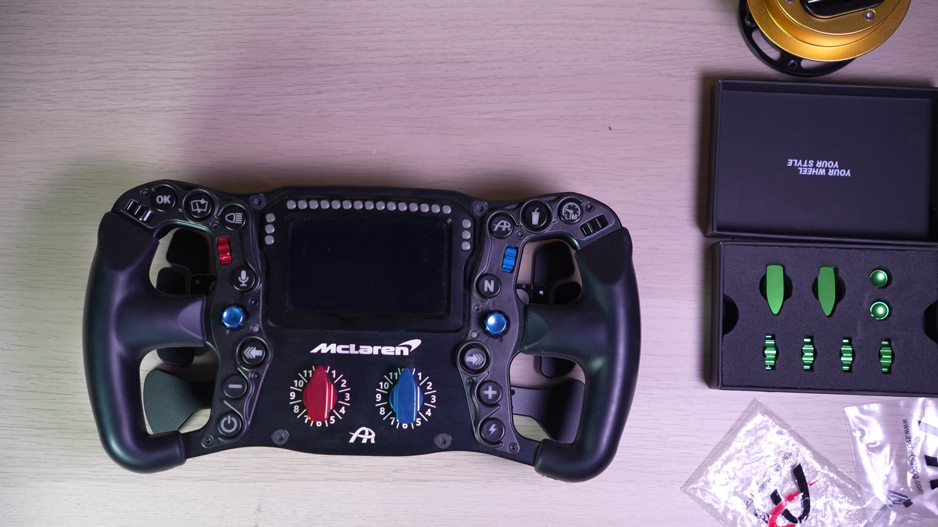 Le volant et le Knob Kit Pro posés sur la table, prêts pour le changement