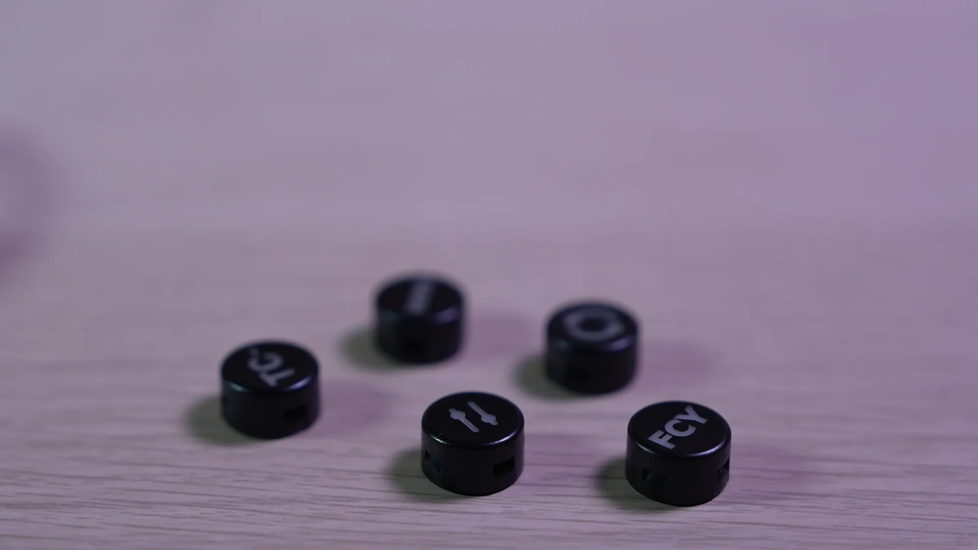 Les capuchons de boutons se retirent : ce sont des pièces gravées, pas des autocollants