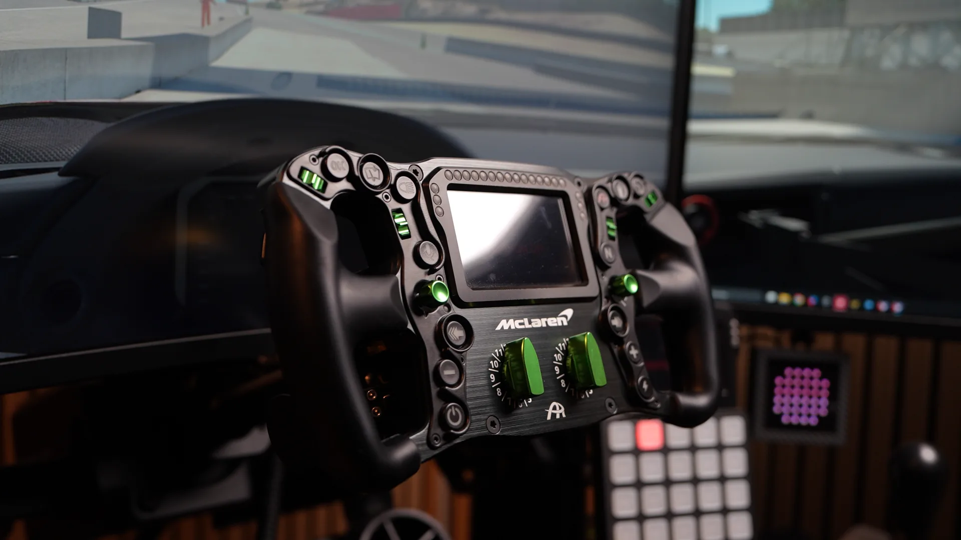 L'Ascher Racing McLaren Artura Ultimate monté sur le rig, rotatifs verts installés