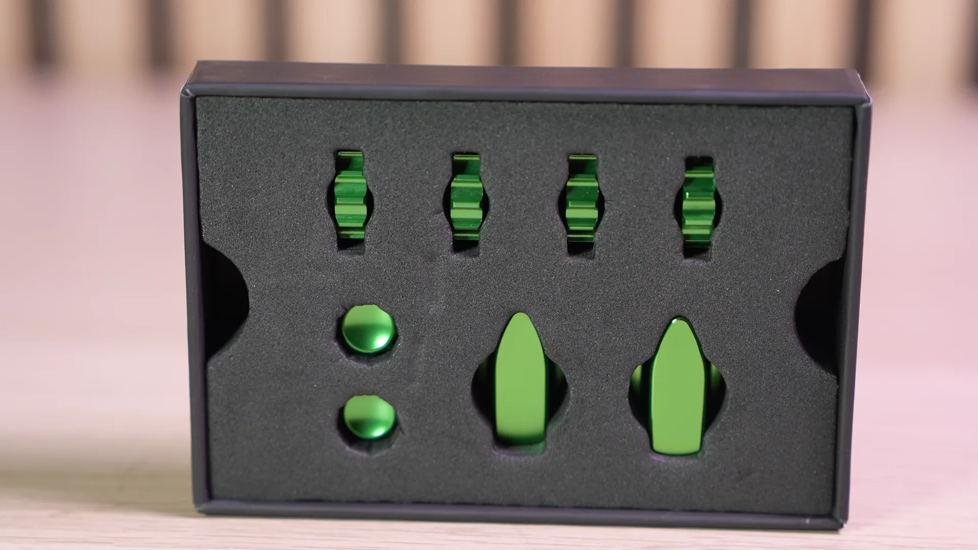 Le Knob Kit Pro en Maniti Green dans sa boîte : molettes de pouce, rotatifs centraux et funky switches