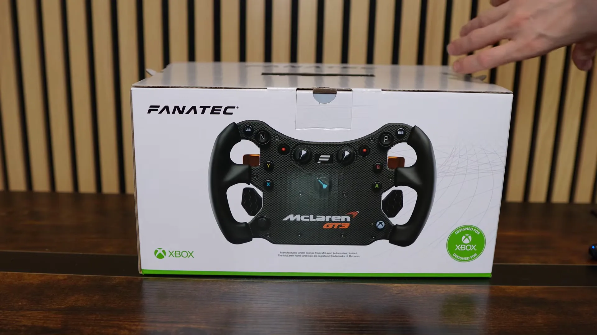 Une boîte blanche, la McLaren en façade et le logo Xbox bien en vue : chez Fanatec, c'est le volant qui fait la compatibilité Xbox.