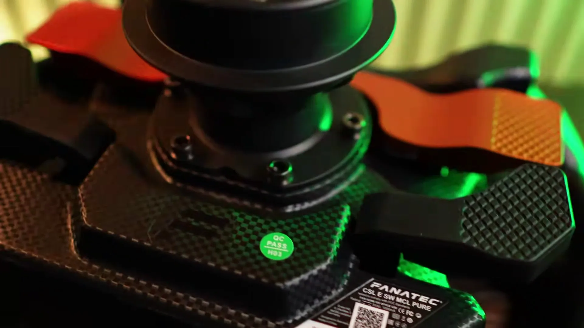 Une belle réplique, compatible avec toutes les consoles. Mais tout en plastique, avec des palettes molles et sans LED : sur PC, je regarderais ailleurs.