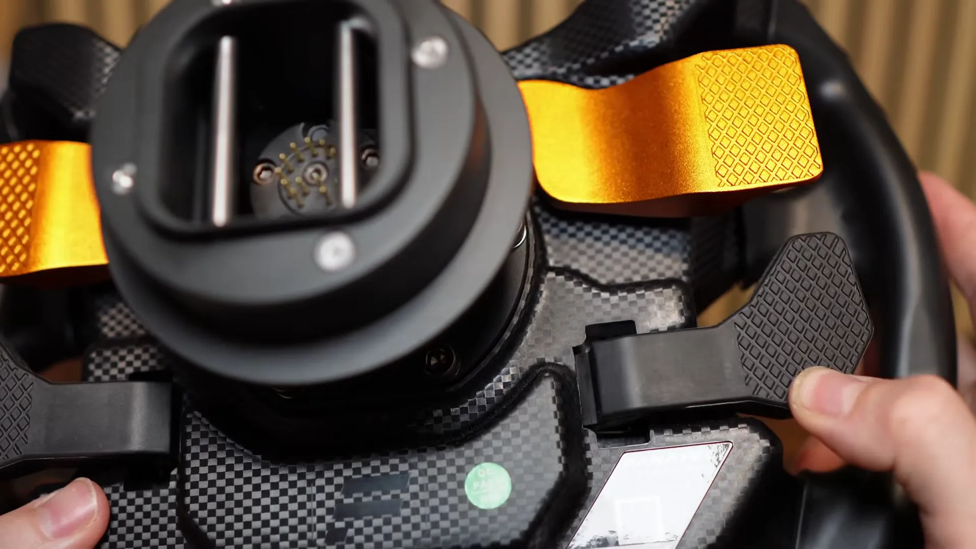 Sous la palette orange, les palettes d'embrayage en plastique dur. Quatre modes d'après Fanatec, mais un ressenti aussi mou que la bascule.