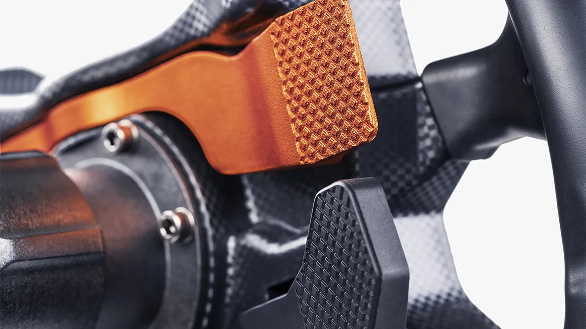 Une seule pièce d'aluminium pour monter et descendre les rapports d'une main, aimantée d'après Fanatec. Sur le papier, l'idée est top. Visuel Fanatec.
