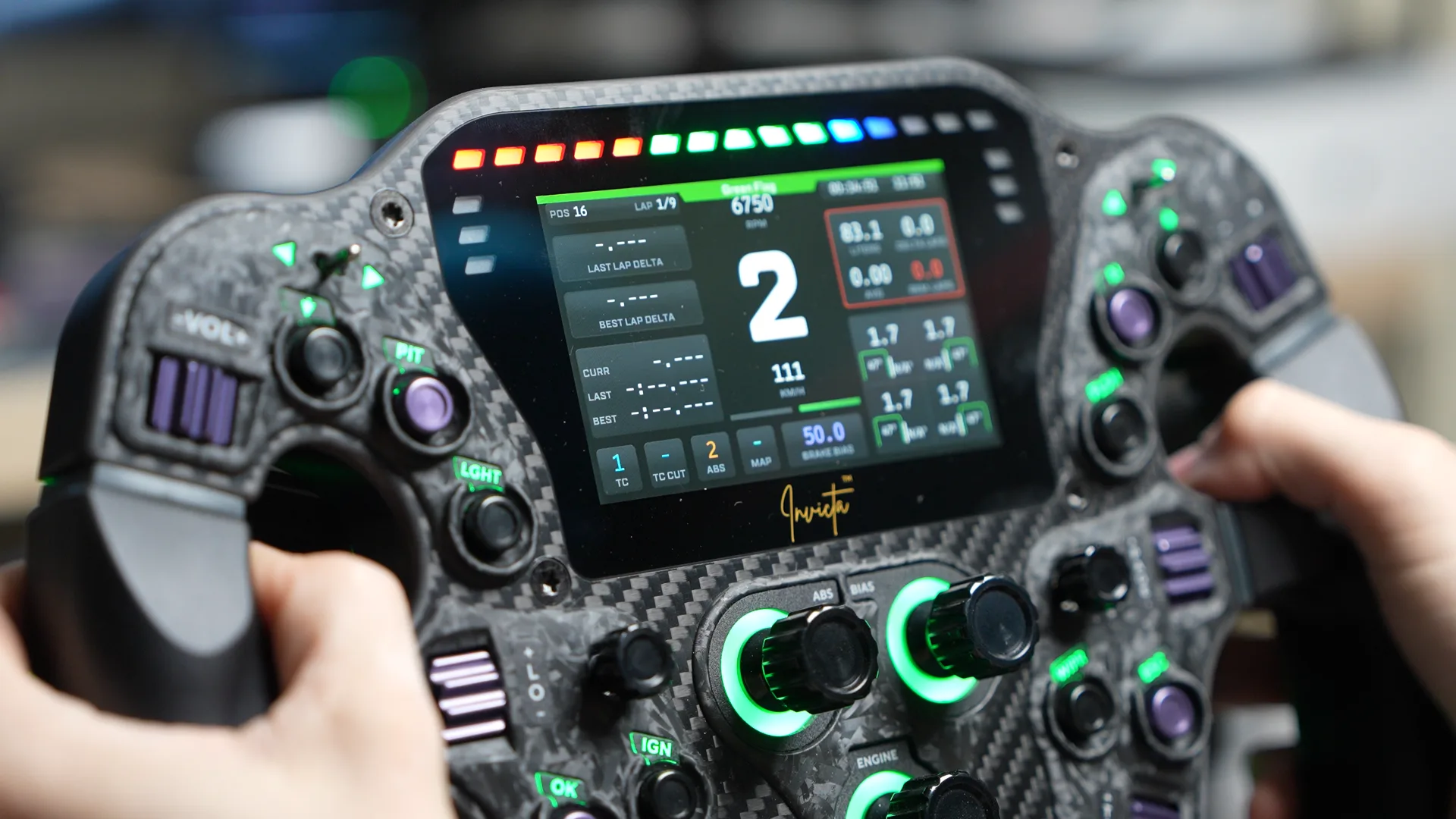 L'écran RaceView de 4,3 pouces : temps, données moteur et bande de régime en course