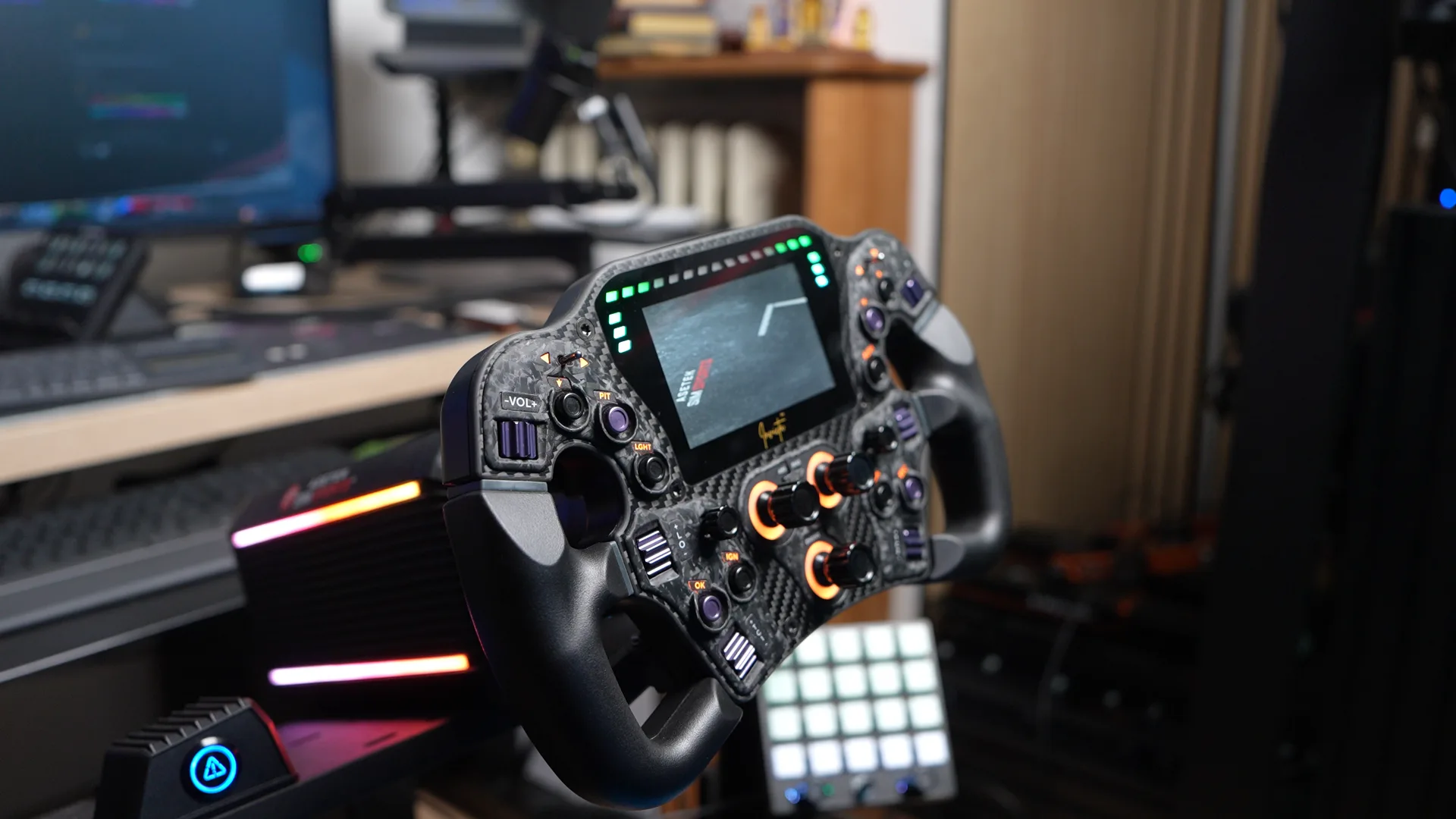 L'Invicta Formula installé sur le rig, écran allumé, dans son écosystème Asetek