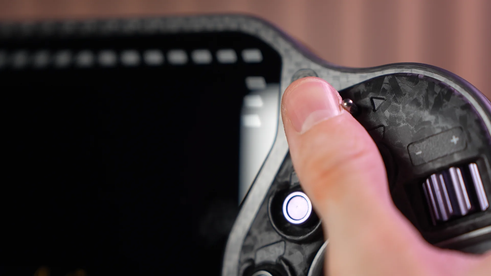 Le toggle switch, la molette et le bouton lumineux en haut à droite — ces toggles étant le seul détail que je trouve un peu léger