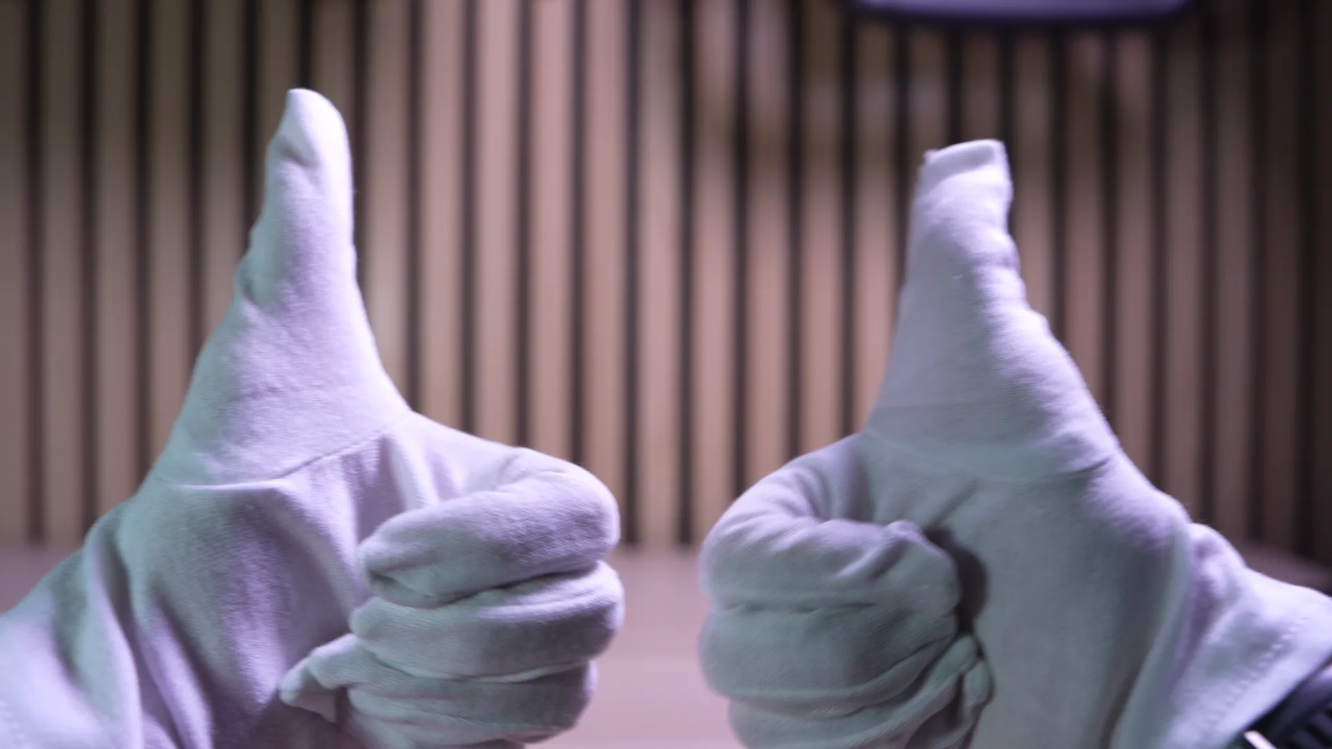Les gants en coton blanc fournis dans la boîte, pour manipuler le volant sans traces