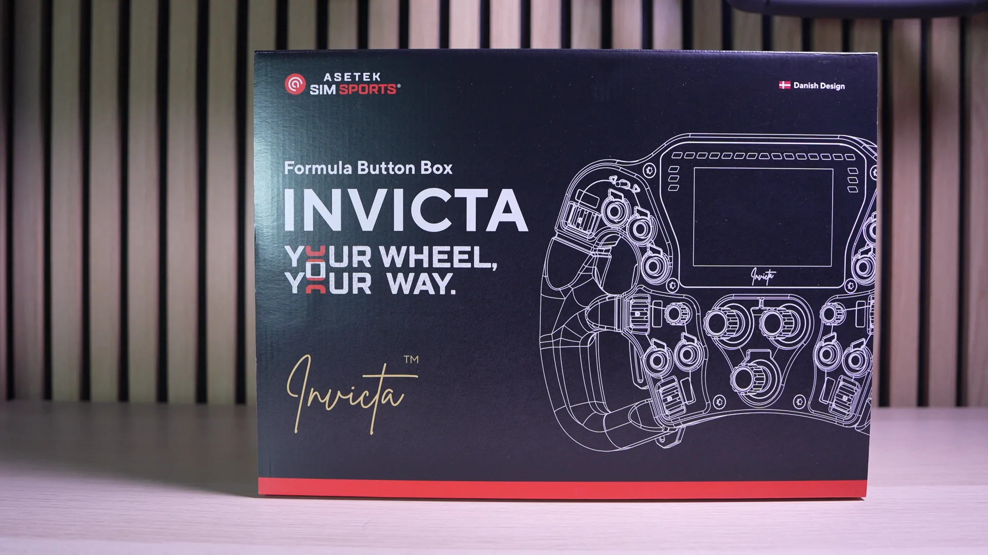 La boîte de l'Invicta Formula, estampillée Asetek : « Your wheel, your way »