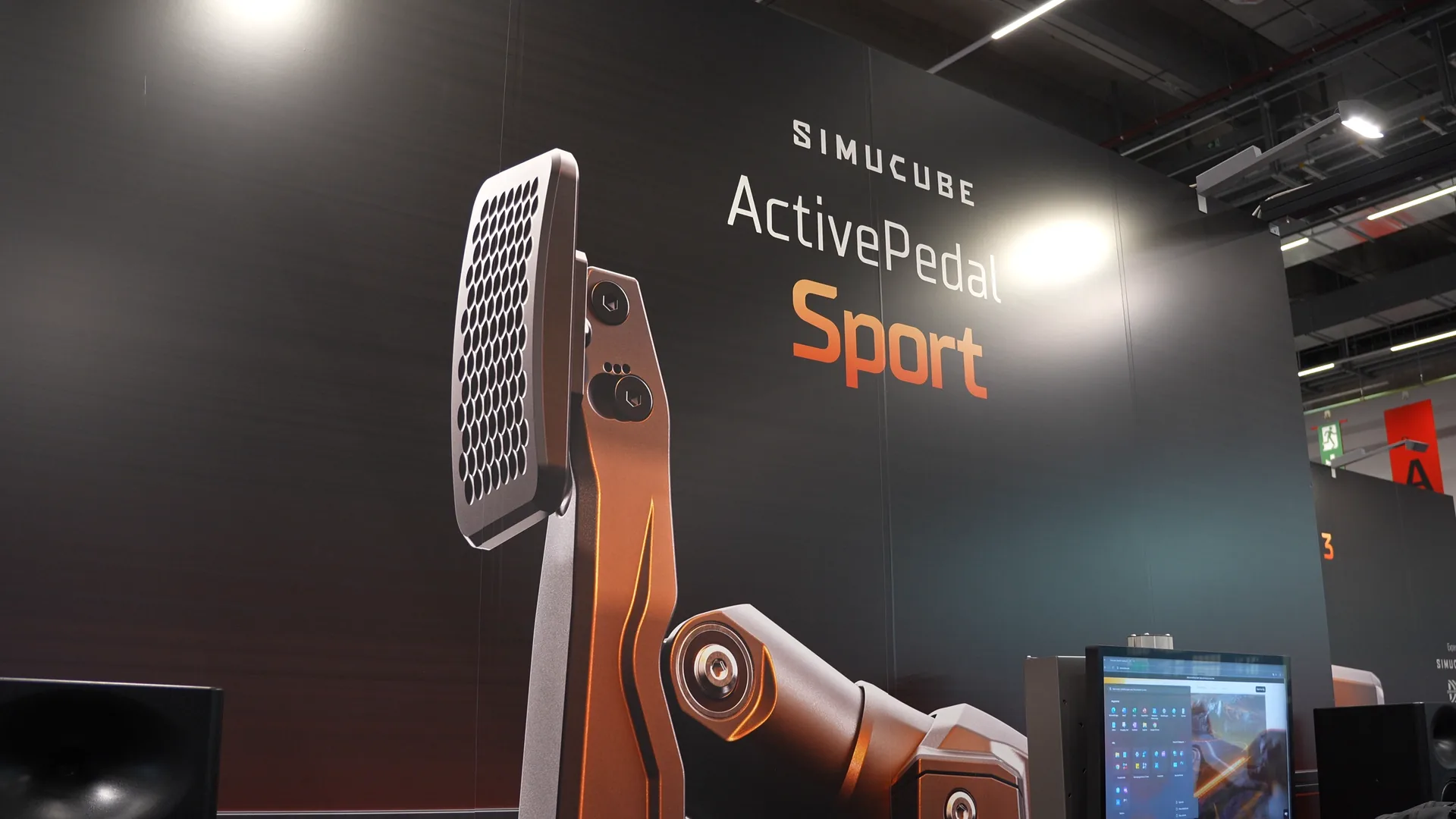 Tout un mur pour l'ActivePedal Sport, la petite dernière de Simucube, à Francfort. Essayée au frein sur le stand : pour l'instant, pareil que mes ActivePedal.