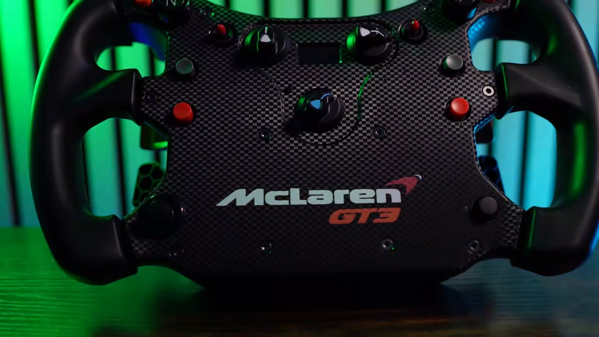 Mon McLaren GT3 V2, filmé pour mon test de mai 2025 : le volant GT3 complet de Fanatec à l'époque de la vidéo, environ 300 € avec un QR2.