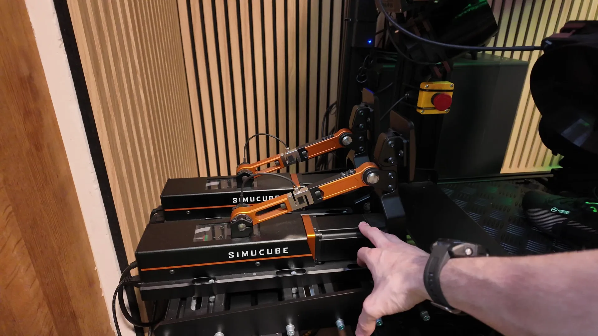 Les deux ActivePedal Ultimate de Simucube, frein et accélérateur. Sur le pédalier comme sur la base, rien n'avait changé au moment de la vidéo.