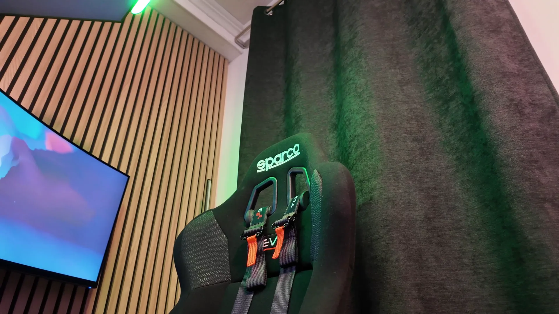 Le baquet Sparco EVO : par rapport au Sim-Lab, je trouve le revêtement et la mousse un peu plus confortables. J'apprécie énormément.