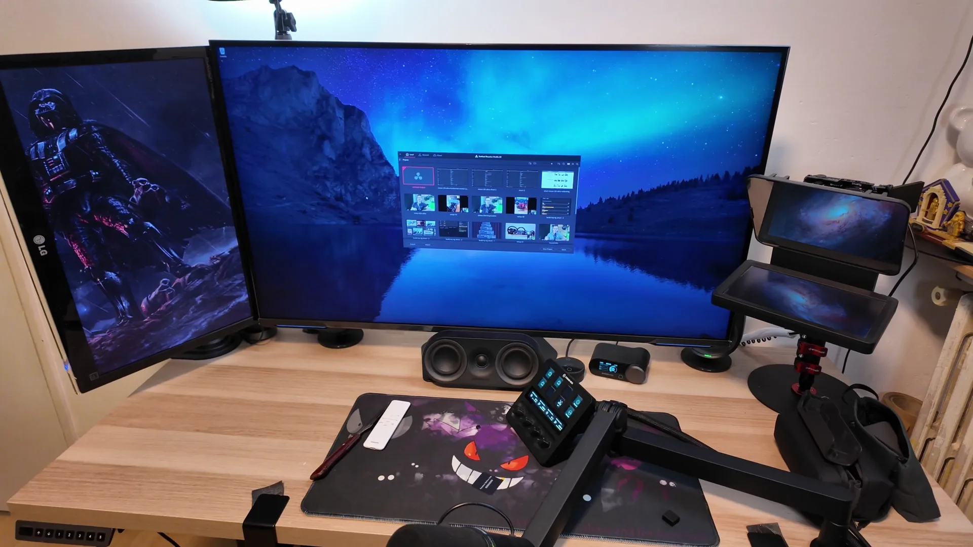 Le PC où je travaille tous les jours : l'écran 4K, le second à la verticale, le prompteur à droite, et le Stream Deck + qui pilote mes Key Light.