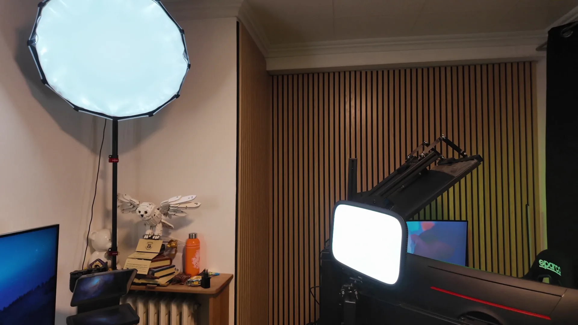 La grosse lampe et une des deux Key Light d'Elgato. Les pieds iFootage, je les aime bien : leurs bras ne prennent pas de place et c'est robuste.