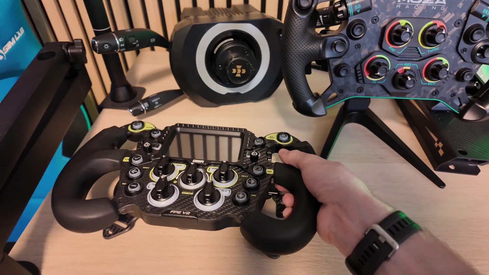 En dessous, le Formula Pro Elite V2 de GSI. Une marque tierce, et ce sont justement ces écosystèmes ouverts que je recherche aujourd'hui.