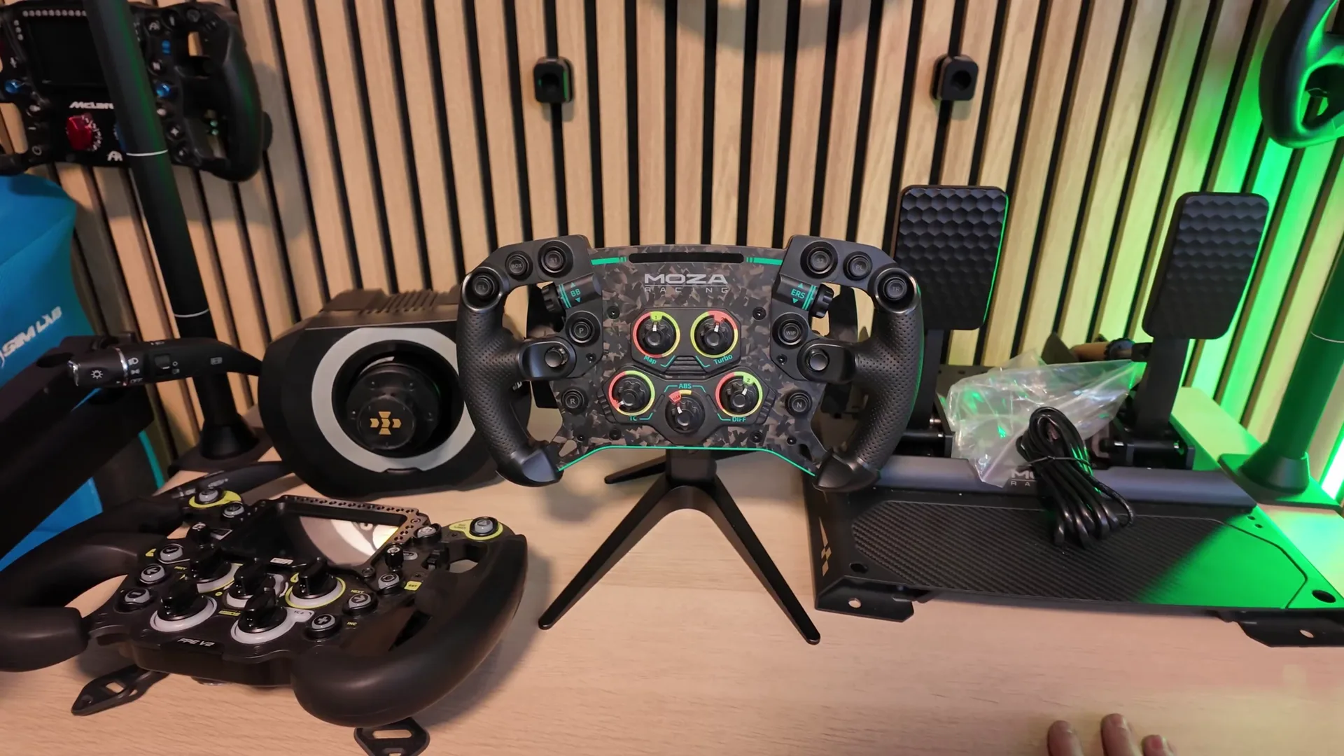 Le matériel qui était sur le setup de test : du full MOZA, avec la petite R9 V3, ses commodos, un volant formule et le pédalier.