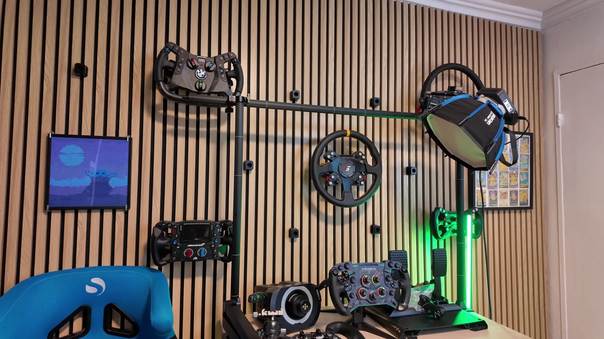 Un mur un peu dégarni : de mes volants Fanatec, je n'ai gardé que le BMW, en haut. À côté, le McLaren d'Ascher et le Neo X de Simagic.