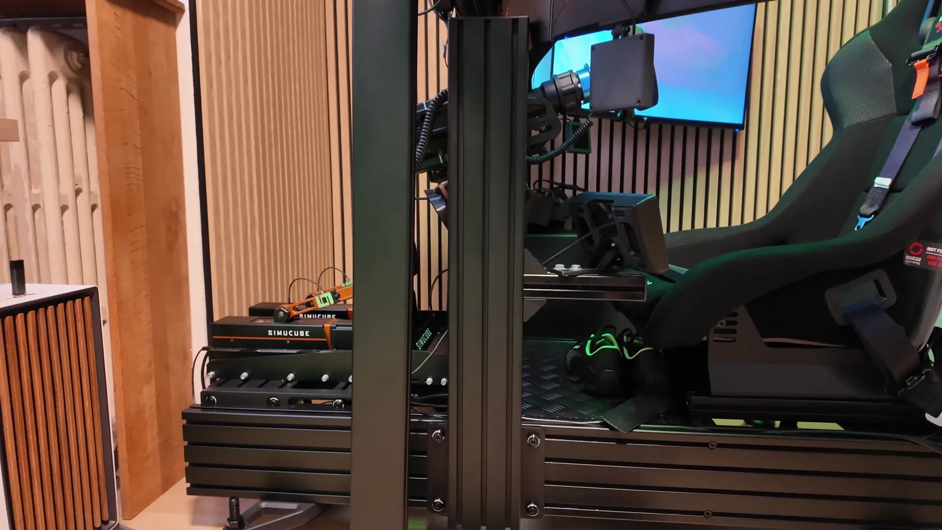 Le P1X Ultimate de Sim-Lab, mon châssis principal : super robuste, et je l'adore. Devant, les deux ActivePedal Ultimate de Simucube.