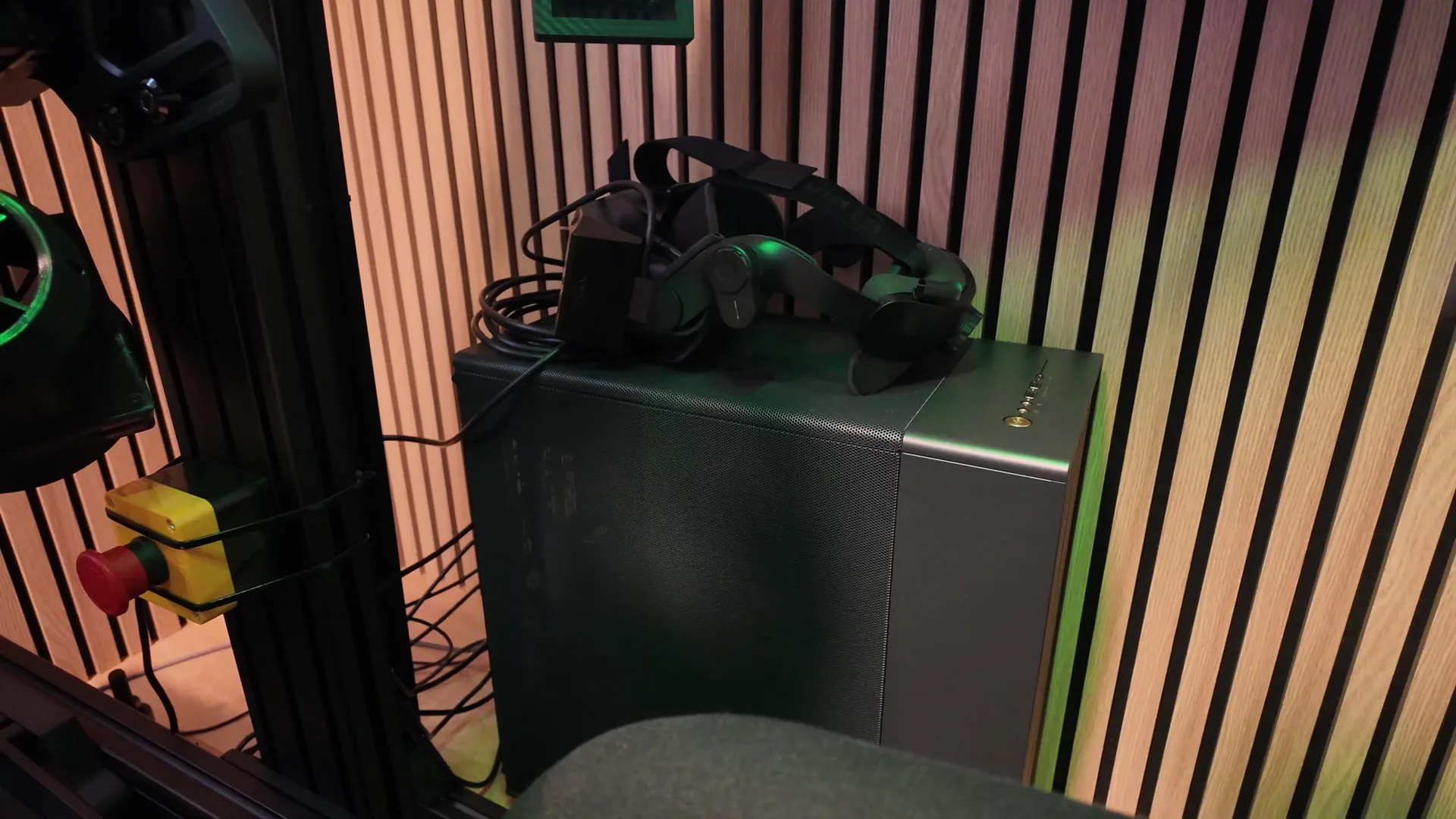 Le grand frère du PC blanc : même boîtier, en plus grand et en noir, avec la RTX 5090 dedans. Posé dessus, le Pimax Crystal Light.