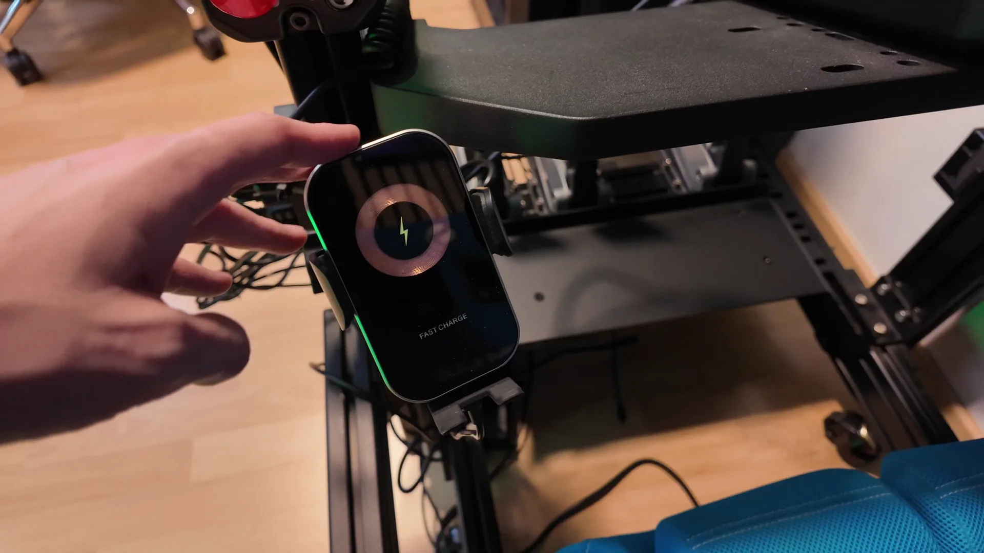 Le PitPower AutoGrip serre le téléphone tout seul et le recharge. Je l'attendais comme un gadget, il s'est révélé pratique au quotidien.