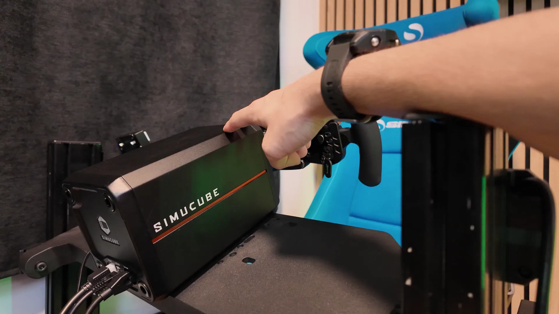 La Simucube 3 Pro sur le châssis de test. Plus courte en profondeur que la SC2, elle m'avait été prêtée par Simhub.pro pour mon test.