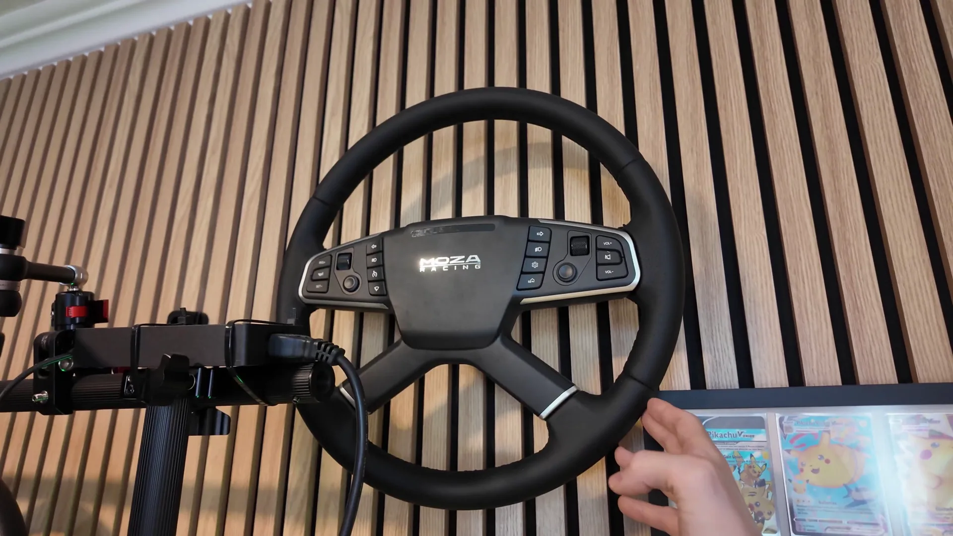 Le volant de camion de MOZA, accroché avec les autres. Une tout autre façon de rouler, que je détaille dans mon test du Trucking Bundle.