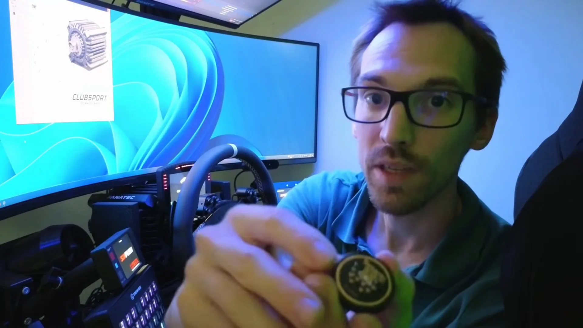 Une face en circuit imprimé, des picots dorés derrière, huit d'après Tanleki. C'est tout ce qu'il faut pour que la base croie voir un volant Fanatec.