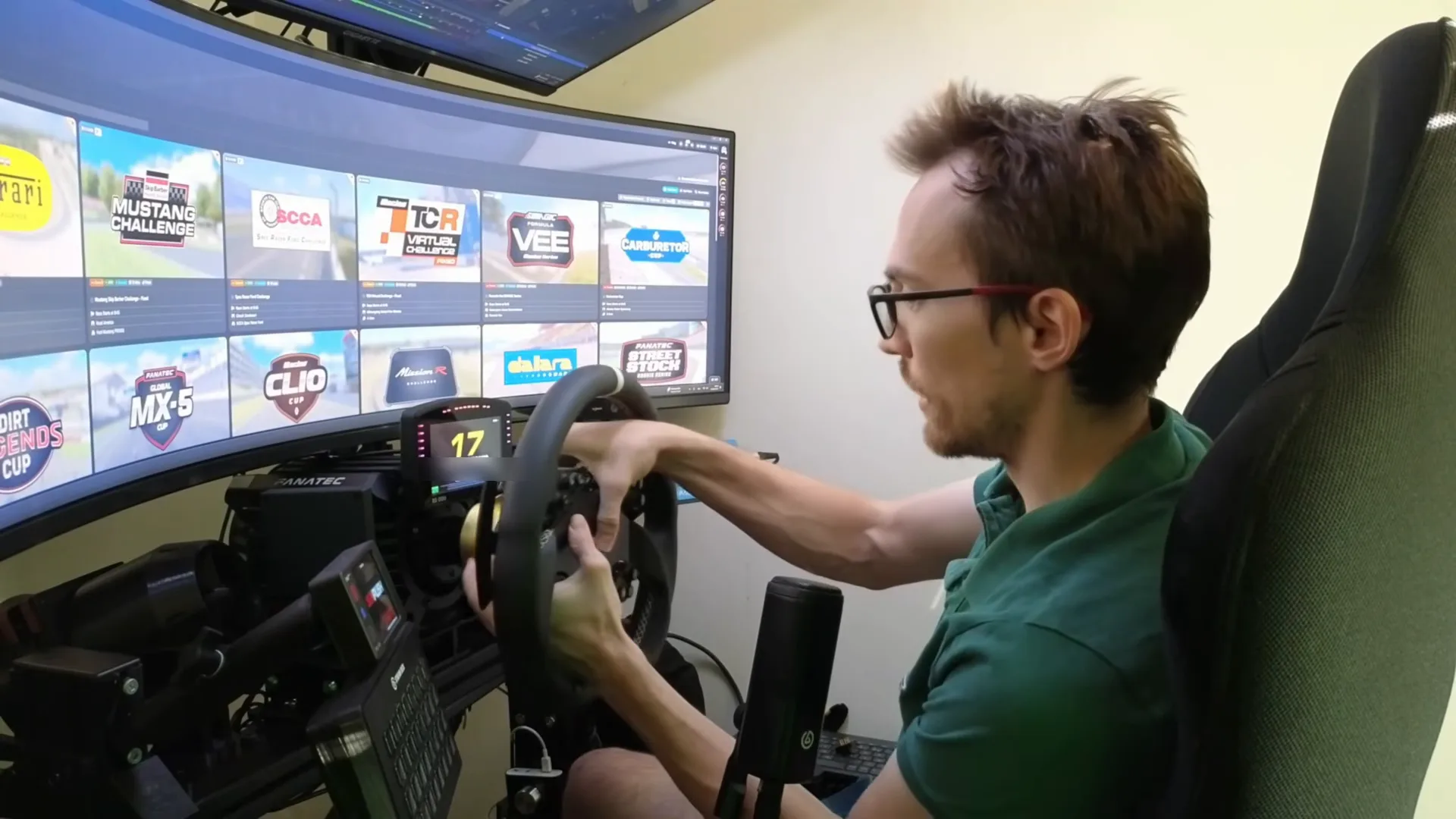 Émulateur retiré, mon volant habituel retrouve sa place sur la base, et on repart directement en course.