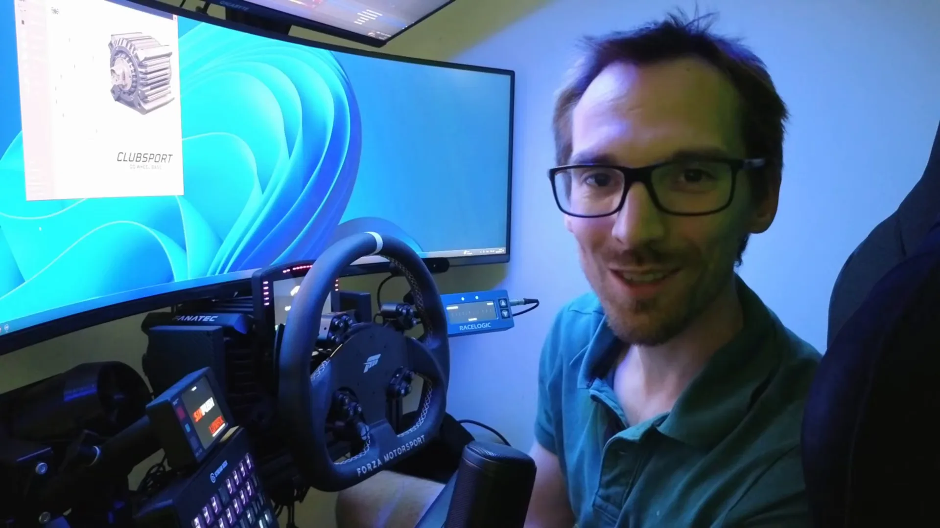Ma ClubSport DD avec mon volant habituel, sur un hub universel Fanatec. Lui, la base le reconnaît par ses picots, et le retour de force suit.