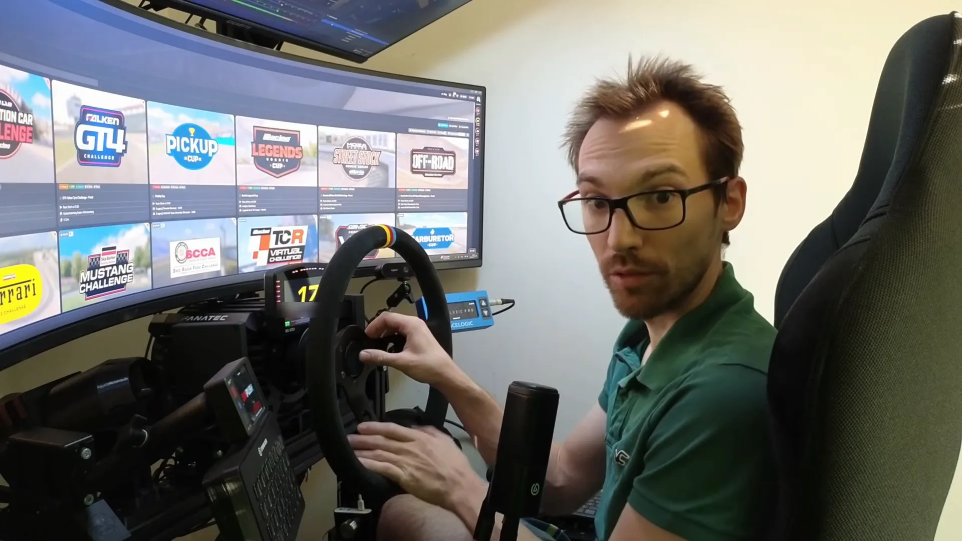 Le NASCAR monté, l'émulateur caché dans le QR. Le retour de force est bien là, et à une main, c'est violent : je ne vous le conseille pas.