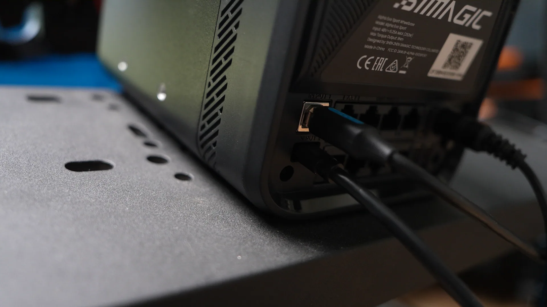 Le câble branché sur le port passthrough de la base, indispensable pour la liaison USB